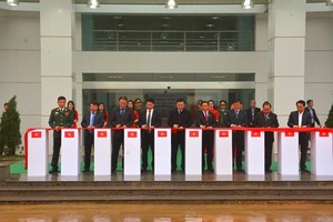 圖為河靖省吊橋國際口岸結合國門聯合屋落成剪綵儀式。