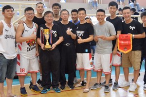 大亞集團領導與球隊合照。