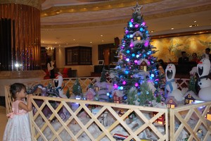 喜迎聖誕在大廈、酒樓作應景裝飾的聖誕樹。