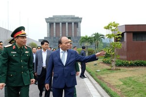 政府總理阮春福(右)親自前去檢查中心調度工程。（圖源：光孝）