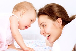 眼神交流可使嬰兒與成人腦電波同步。（示意圖源：互聯網）