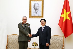 政府副總理、外交部長范平明(右)接見歐盟軍事委員會主席科斯卡拉克斯(M. Kostarakos)。（圖源：海明）