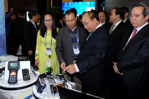 政府總理阮春福參觀展位。（圖源：光孝）