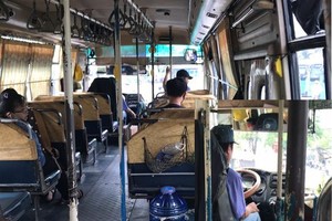 56號司機邊開車邊吸煙。