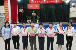 啟秀華文中心小學畢業典禮的7名獲獎優秀生。