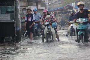 本市潮汛出現超三號警戒線的潮峰，導致多個低窪地區受淹，以及若干地方的交通堵塞。