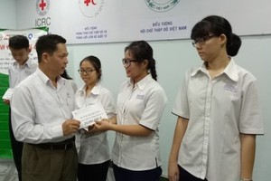 市紅十字會副主席陳文俊向黃青珠頒發獎助學金。