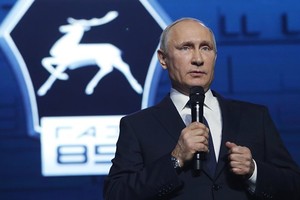 當地時間6日，俄羅斯下諾夫哥羅德，俄羅斯總統普京出席高爾基汽車廠85週年慶典活動，正式宣佈將參加2018年總統選舉。（圖源：Sputnik）