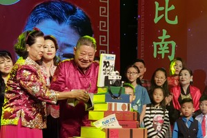 杭慰瑤先生和家人切生日蛋糕慶祝。