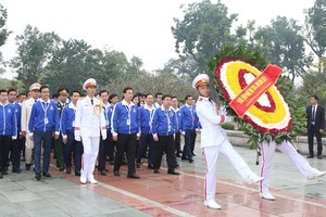 開幕前各代表晉謁胡志明主席陵。