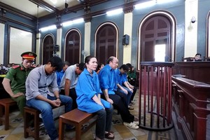 被告人阮氏黃鶯(前左)被建議判死刑。（圖源：竹梅）