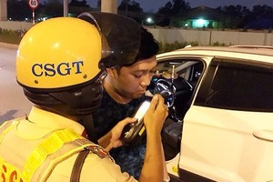 交警對疑似酒駕的司機進行酒精含量測試。