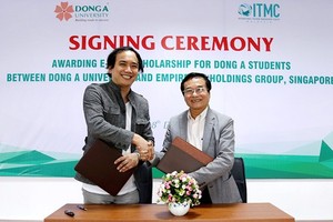 雙方代表簽訂儀式現場。（圖源：草原）