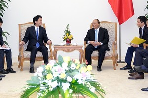 阮春福總理昨(11)日下午在政府辦事處接見了日本眾議院議員、首相特別顧問健太郎。（圖源：光孝）