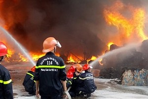 消防力量在積極滅火。（圖源：互聯網）