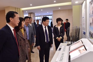 政府副總理鄭廷勇出席並參觀建材陳列室。（圖源：VGP）