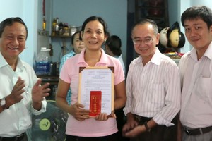 陳惠鳳入住新屋時感動得熱淚盈眶。