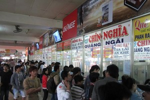 各車站開始出售春節車票。圖為2017年春節前乘客在東區車站購買車票一瞥。（示意圖源：互聯網）