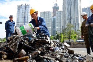 各職能機關對阮友景街道加強清除垃圾工作。（圖源：黎潘）