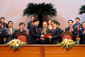 阮春福總理見證政府與共青團中央簽署聯席決議儀式。（圖源：光孝）