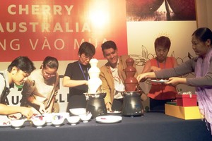 與會者參與製作櫻桃美食。