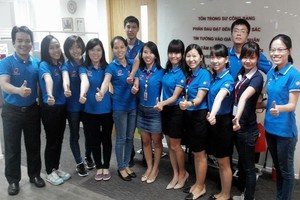 市人委會主席阮成鋒最近同意取消“禁止公職人員穿牛仔褲及T恤衫上班”的規定。（示意圖源：互聯網）