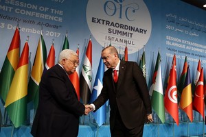 土總統埃爾多安（右）與巴勒斯坦國總統阿巴斯在會議後的新聞發佈會上。（圖源：AP）