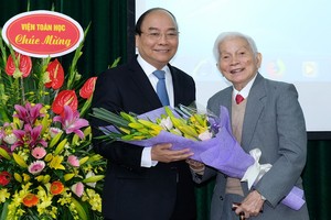 政府總理阮春福向黃粹教授賀壽。（圖源：光孝）