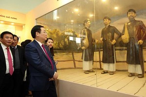 政府副總理王廷惠參觀潘佩珠紀念區。（圖源：VOV）