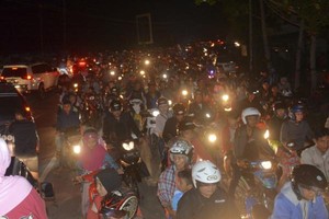 地震發生後人們騎摩托車向高地轉移。（圖源：互聯網）