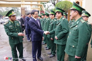 政府副總理武德膽前往看望並向乂安省邊防部隊幹部、戰士致以節日的祝賀。（圖源：乂安電視台視頻截圖）