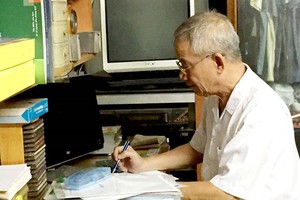 五伯正在研究民眾委託辦理的房地產糾紛案資料。