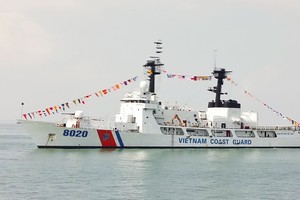 我國最大海警CSB-8020號巡邏艦駛進頭頓港。（圖源：友林）
