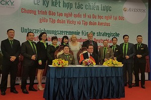 薇凱集團(VicKy)與德國Avestos培訓集團雙方代表在簽署合作備忘錄前合照。（圖源：黃景）