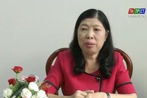 芹苴市婦聯會代表葉氏秋紅在會議上發言。（圖源：芹苴市電視台視頻截圖）