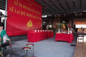 第四軍團第309師隊友情義第五分會與廣南省第96團聯絡處在福門縣慧珠寺舉行超渡法會，並將在捍衛祖國西南邊境戰爭及在柬埔寨K戰場履行國際任務中犧牲的烈士骨骸帶回故鄉。（圖源：青龍）