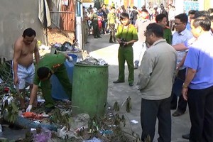 平陽省公安在發現死者屍體地方和發生命案的宿舍區內進行現場勘查。（圖源：杜長）