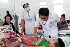 某醫院醫生正在為病童診療。（圖源：阮蓉）