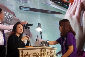 林佩蓉美甲導師向學員分享她的快速美甲技藝以及使用新膠及延甲方式。