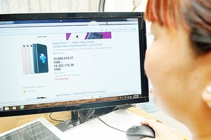 在電子商務網站上購物。