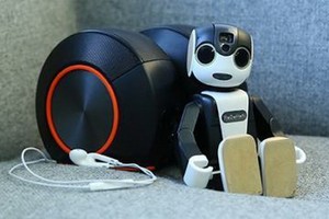 “歌神”版機器人手機RoBoHoN。（圖源：夏普官網）