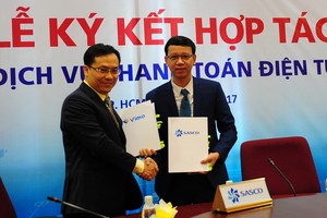 SASCO 副總經理阮文雄強(左)與 VIMO 技術股份公司代表簽訂電子付款服務應用 合作文件。