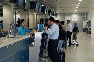 乘客在新山一機場辦理登機手續。