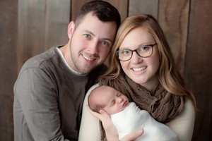 26歲的蒂娜生下“24歲”的寶寶艾瑪。（圖源：互聯網）