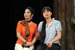 在黃泰清舞台上表演的演員。