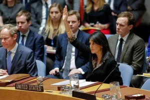 美常駐聯合國代表黑莉在投反對票時舉手。（圖源：AFP/Getty）