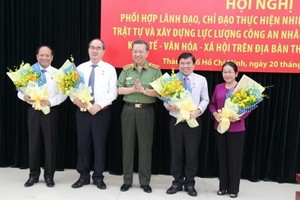 公安部部長蘇霖(中)向本市領導頒贈“維護祖國安全”紀念章和鮮花。(圖源：越通社)