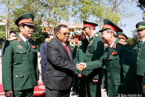 老撾總書記、國家主席本揚‧沃拉吉與第四軍區幹部、戰士們親切交談。（圖源：乂安報）