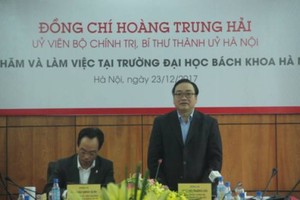 河內市委書記黃忠海(右)看望河內百科大學並發表講話。（圖源：新河內視頻截圖）