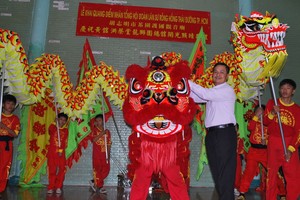 　　黃館洪蔡堂龍獅團總館榮譽理事長陳昶霖為金龍、金獅點睛開光。